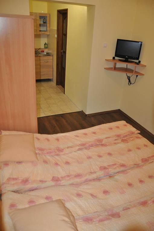 Gyopar Gyoengye Apartmanhaz Oroshaza Exterior photo