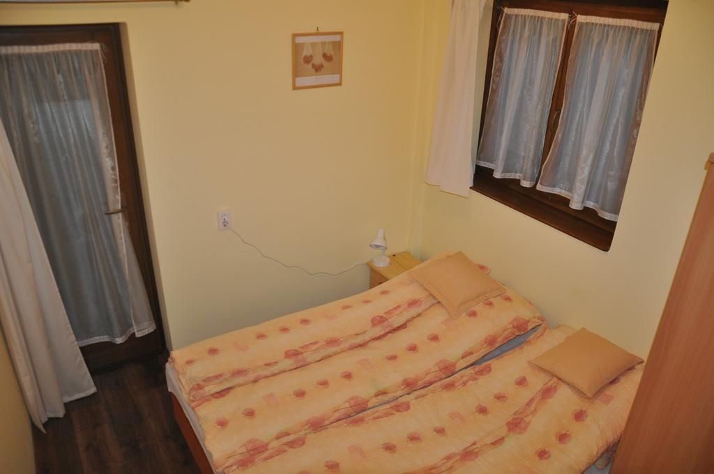 Gyopar Gyoengye Apartmanhaz Oroshaza Exterior photo